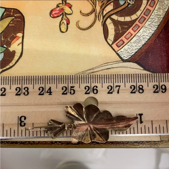 [sold] 10k solid gold diamond cut tricolor leaves dangle statement earrings 2” - Picture 7 of 7